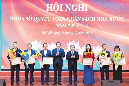 Lãnh đạo Ủy ban nhân dân thành phố Hà Nội trao bằng khen, tặng các tập thể ngành Tài chính thành phố đã hoàn thành xuất sắc nhiệm vụ năm 2025.