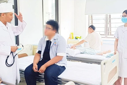 Các bác sĩ Bệnh viện sức khỏe tâm thần Thái Bình (Hưng Yên) trao đổi với bệnh nhân về liệu pháp điều trị bệnh.