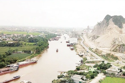 Công trường khai thác đá làm vật liệu xây dựng.