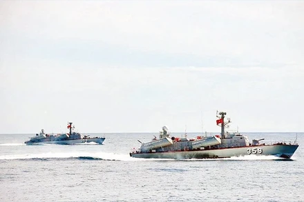 Biên đội Tàu Lữ đoàn 172, Vùng 3 Hải quân thực hiện nhiệm vụ trên biển.