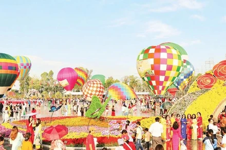 Trình diễn khinh khí cầu tại Quảng trường Sa Đéc.