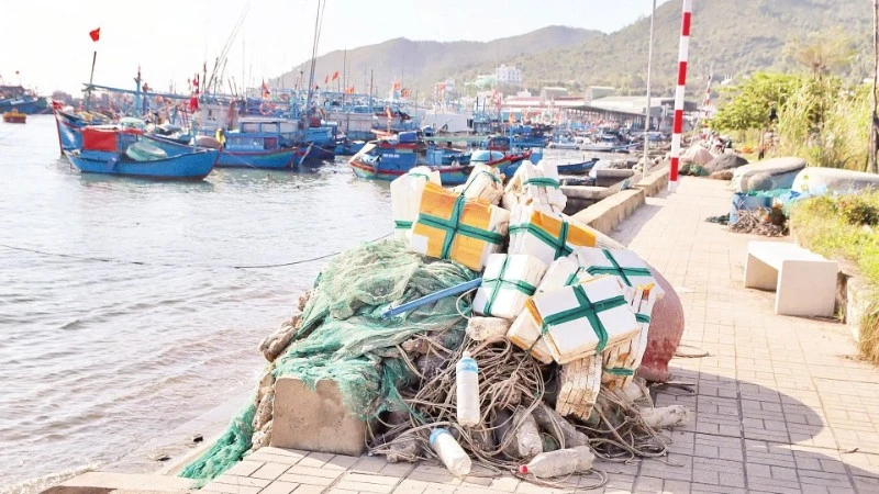 Rác thải nhựa và ngư cụ đe dọa biển Việt Nam: Thách thức và giải pháp từ giám sát đến tái chế