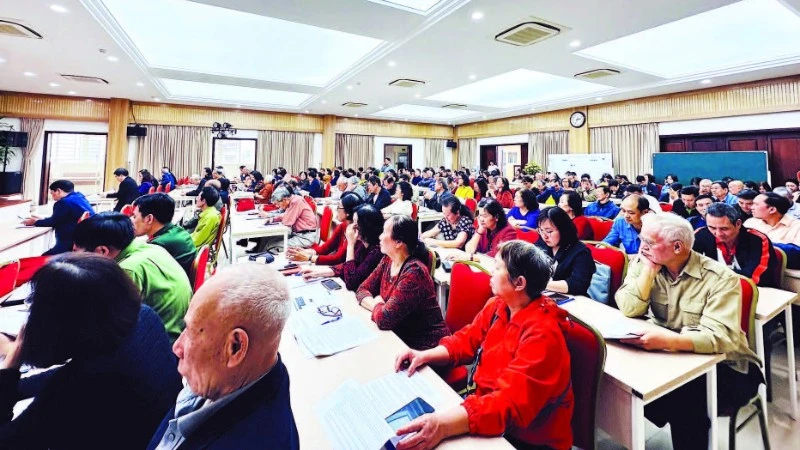Cử Tri 90 Tuổi Hào Hứng Với Kỳ Bầu Cử Mới: Phường Cửa Nam Triển Khai Mạnh Mẽ Ứng Dụng Số