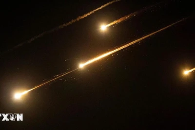 Các vệt sáng trên bầu trời Jerusalem khi Iran tiến hành cuộc tấn công bằng tên lửa nhằm vào Israel tối 13/6/2025. (Ảnh: THX/TTXVN) 