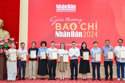 Đồng chí Lê Quốc Minh trao giải A cho các tác giả, đại diện nhóm tác giả. (Ảnh: THẾ ĐẠI) 