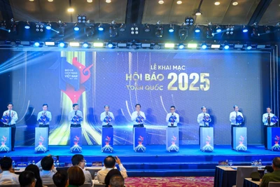 Các đại biểu bấm nút chính thức khai mạc Hội báo Toàn quốc năm 2025.