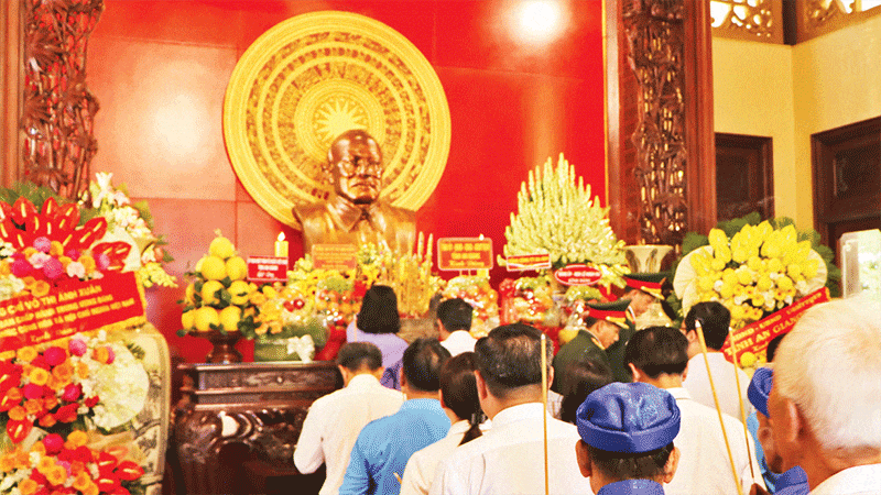 Các đại biểu dâng hương tưởng nhớ Bác Tôn.