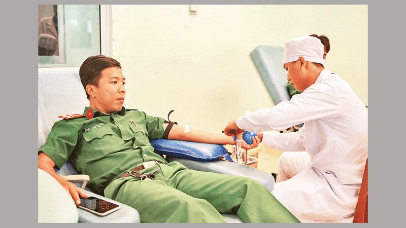Cán bộ Công an thành phố tham gia hiến máu tình nguyện.