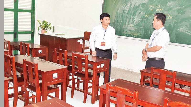Đồng chí Lê Quang Trí (bên trái) kiểm tra cơ sở vật chất tại Trường trung học phổ thông Nguyễn Đình Chiểu (phường Mỹ Tho).