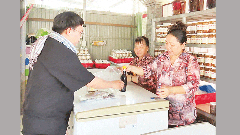 Sản phẩm OCOP của cơ sở sản xuất thực phẩm Chương Văn Khanh (phường Tân Lộc, TP Cần Thơ) được chủ cơ sở quan tâm đăng ký quyền sở hữu trí tuệ.