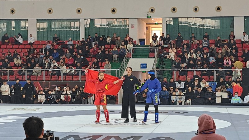 Lò Thị Phung (trái) được trọng tài tuyên thắng trong trận chung kết.