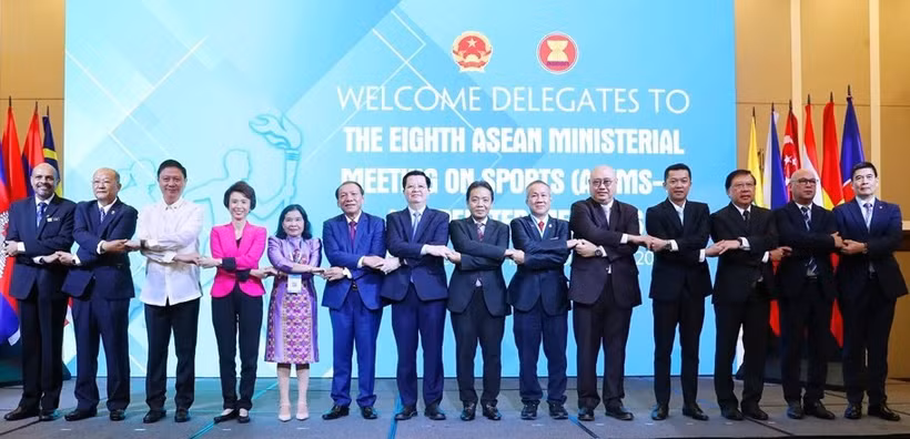 Các đại biểu chụp ảnh kỷ niệm tại Hội nghị AMMS 8 ngày 16/10.