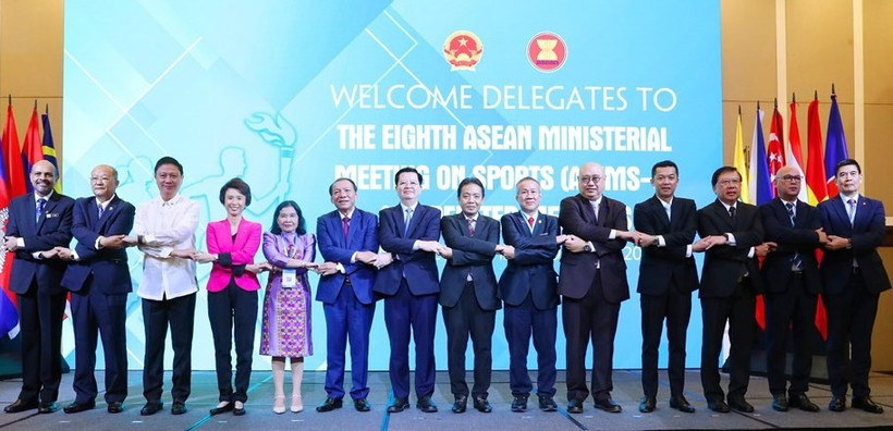Các đại biểu chụp ảnh kỷ niệm tại Hội nghị AMMS 8 ngày 16/10.