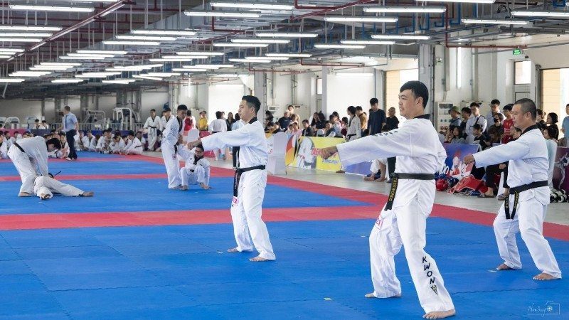 Các thí sinh thể hiện bài thi tại kỳ thi thăng đẳng quốc gia tại Hà Nội.