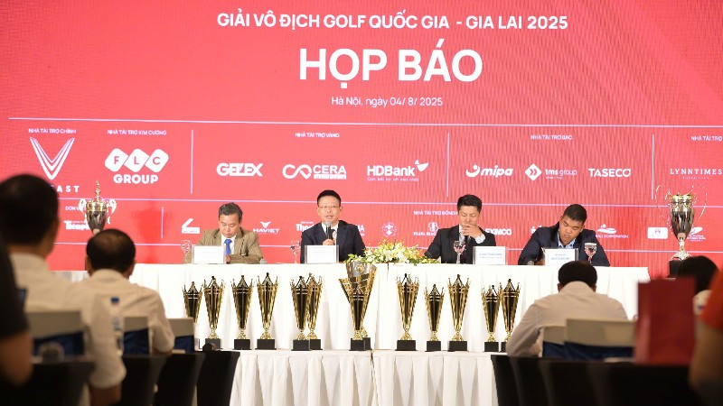 Ban tổ chức họp báo tại Hà Nội.