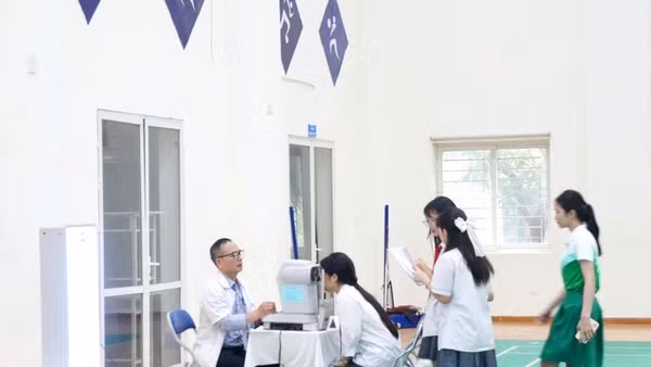 Hoạt động khám, sàng lọc thị lực miễn phí được triển khai theo từng lớp, góp phần phát hiện sớm các vấn đề về mắt để có hướng tư vấn, điều trị kịp thời.