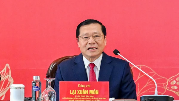 Phó Trưởng Ban Thường trực Ban Tuyên giáo và Dân vận Trung ương Lại Xuân Môn trả lời các cơ quan thông tấn báo chí tại Họp báo quốc tế về Đại hội đại biểu toàn quốc lần thứ XIV của Đảng, ngày 14/1/2026. (Ảnh THỦY NGUYÊN)