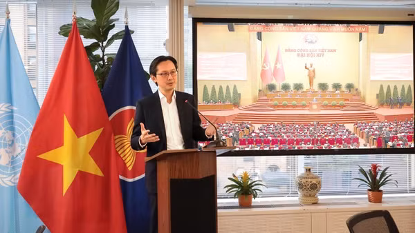 Đại sứ Đỗ Hùng Việt chủ trì buổi gặp mặt. (Ảnh: TTXVN)