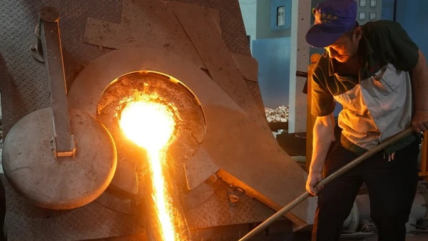 Công nhân làm việc tại nhà máy sản xuất đồng ở tỉnh Hà Bắc, Trung Quốc. (Ảnh: THX/TTXVN)