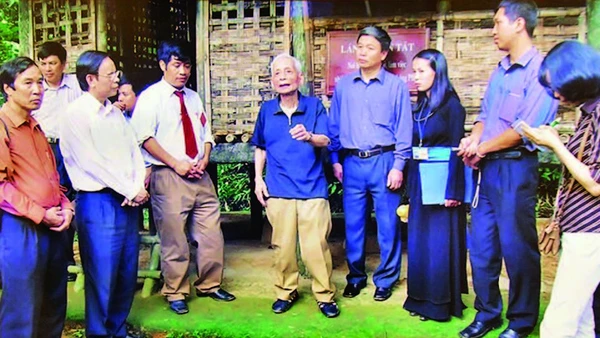 Nhà báo Hoàng Tùng thăm lán Khuôn Tát, nơi Bác Hồ giao nhiệm vụ cho Đại tướng Võ Nguyên Giáp trước giờ đi Chiến dịch Điện Biên Phủ. Ảnh: Tư liệu