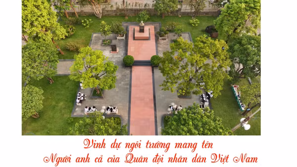 Học sinh quây quần trò chuyện dưới tán cây, hướng về tượng đài của Đại tướng Võ Nguyên Giáp trong khuôn viên trường.