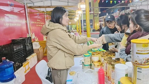 Người tiêu dùng mua sản phẩm OCOP tại Festival nông sản, sản phẩm OCOP Hà Nội. Ảnh: Diệu Thương