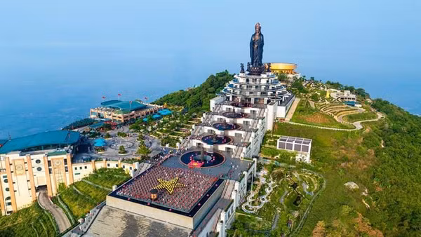 Ngay trong ngày đầu tiên của kỳ nghỉ lễ 30/4-1/5, núi Bà Đen đã đón hàng nghìn lượt khách đến tham quan.