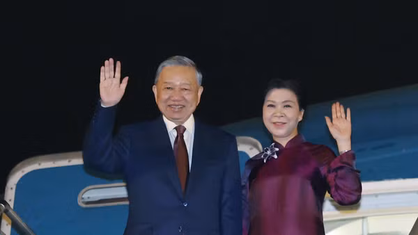 Tổng Bí thư, Chủ tịch nước Tô Lâm và Phu nhân rời Hà Nội, lên đường thăm cấp Nhà nước đến Trung Quốc. Ảnh: Thống Nhất – TTXVN