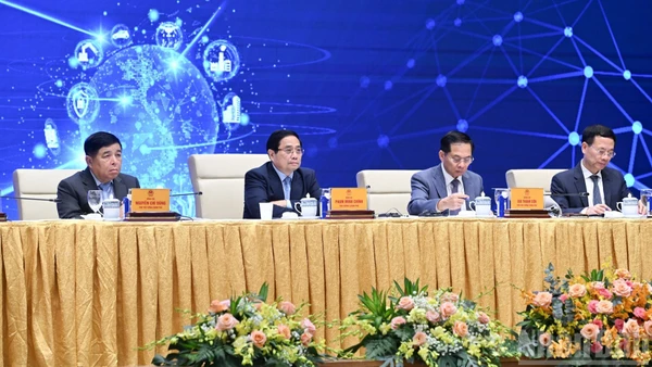 Thủ tướng Phạm Minh Chính và các Phó Thủ tướng, Bộ trưởng chủ trì Diễn đàn quốc gia phát triển kinh tế số và xã hội số lần thứ 3.