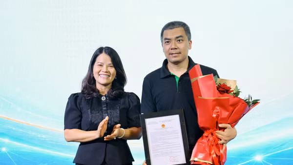 Đại diện GreenNode nhận Giấy chứng nhận Doanh nghiệp Công nghệ cao.