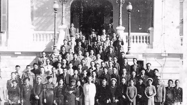 Chủ tịch Hồ Chí Minh với các nhà tư sản Hà Nội trước Bắc Bộ Phủ ngày 18/9/1945. Ảnh: TL