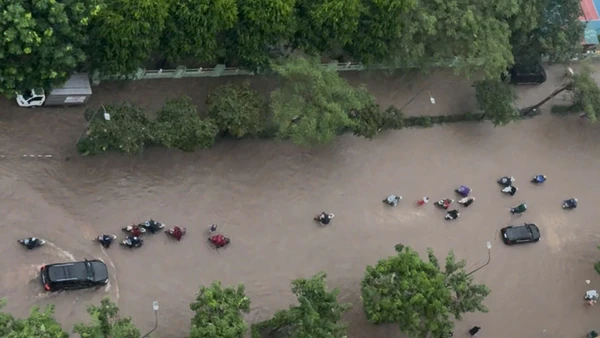 Đường Hoàng Minh Giám ngập úng, các phương tiện di chuyển khó khăn.