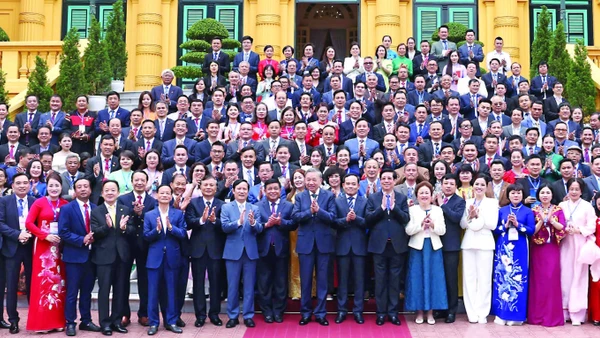 Tổng Bí thư Tô Lâm gặp mặt Đoàn đại biểu doanh nhân tiêu biểu của Liên đoàn Thương mại và Công nghiệp Việt Nam và Hội Doanh nhân tư nhân Việt Nam. Ảnh: TTXVN 