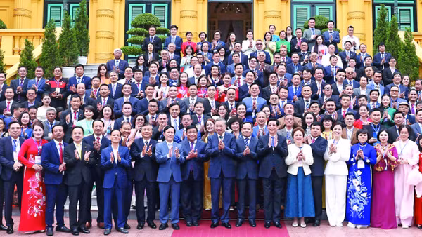 Tổng Bí thư Tô Lâm gặp mặt Đoàn đại biểu doanh nhân tiêu biểu của Liên đoàn Thương mại và Công nghiệp Việt Nam và Hội Doanh nhân tư nhân Việt Nam. Ảnh: TTXVN 