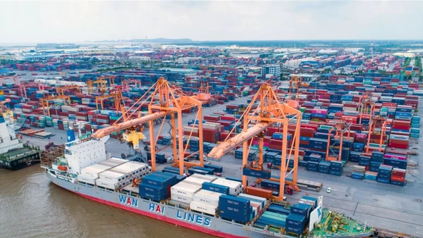 Bốc xếp hàng hóa tại Cảng Hải Phòng. Ảnh Đăng Anh