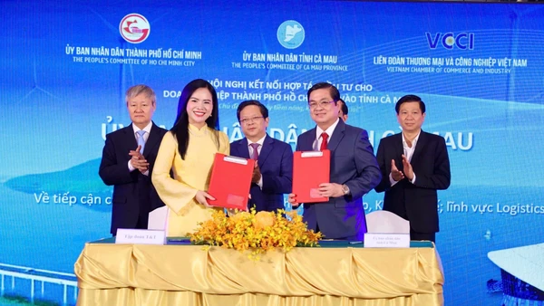 Bà Nguyễn Thị Thanh Bình, Phó Tổng Giám đốc T&T Group ký biên bản ghi nhớ hợp tác với lãnh đạo UBND tỉnh Cà Mau tại sự kiện.