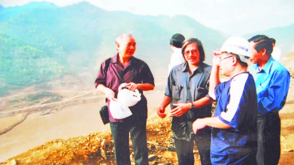 Tác giả với Phó Thủ tướng Ngô Xuân Lộc và Anh hùng Trần Thọ Chữ trên công trường thủy điện sông Đà. 