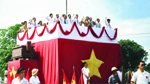 Thời khắc lịch sử Chủ tịch Hồ Chí Minh đọc Tuyên ngôn Độc lập ngày 2/9/1945, ảnh tô mầu Viên Hồng Quang thực hiện từ ảnh tư liệu gốc. 