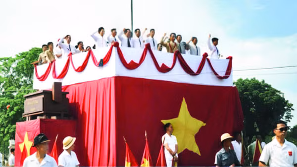 Thời khắc lịch sử Chủ tịch Hồ Chí Minh đọc Tuyên ngôn Độc lập ngày 2/9/1945, ảnh tô mầu Viên Hồng Quang thực hiện từ ảnh tư liệu gốc. 