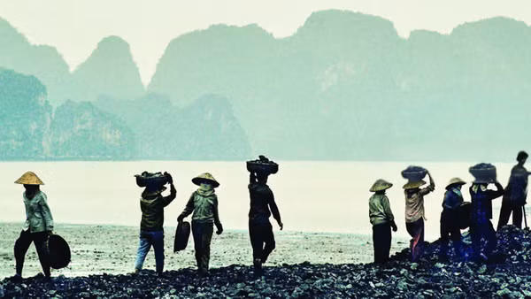 Công nhân vùng mỏ một thời khốn khó. 