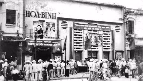 Xem văn nghệ thời thiếu khó