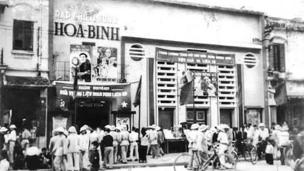 Xem văn nghệ thời thiếu khó