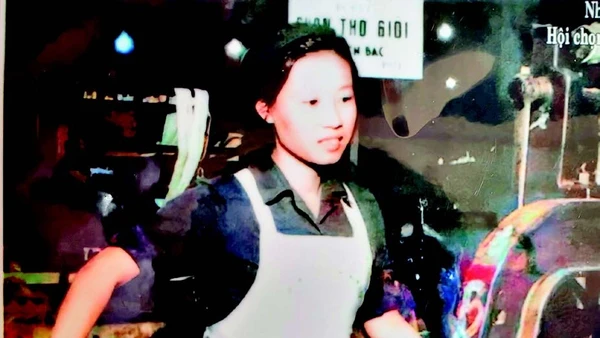 Bà Vũ Thị Bích Liên tại cuộc thi thợ giỏi toàn miền bắc năm 1971 (ảnh được phục chế mầu).