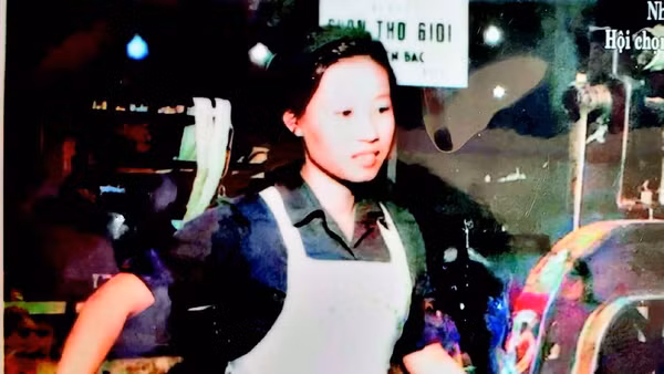 Bà Vũ Thị Bích Liên tại cuộc thi thợ giỏi toàn miền bắc năm 1971 (ảnh được phục chế mầu).