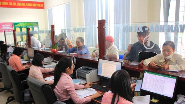 Người dân làm thủ tục tại Trung tâm Phục vụ hành chính công phường Đồng Thuận, tỉnh Quảng Trị. (Ảnh: HIẾU MINH)