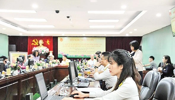 Cán bộ thuế Hà Nội tiếp nhận, trả lời trực tuyến các câu hỏi, thắc mắc của người nộp thuế gửi đến. (Ảnh: Gia Minh)