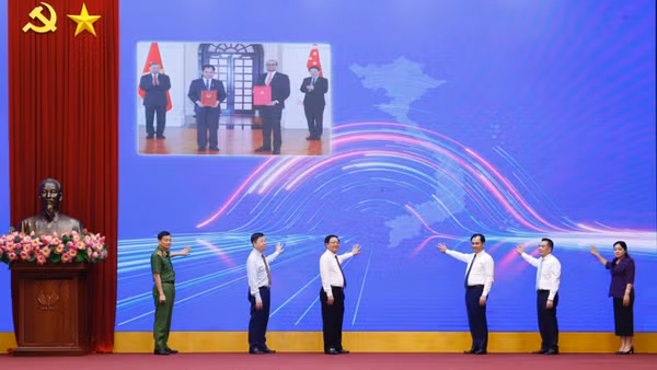 Các đại biểu đã thực hiện nghi thức bấm nút chính thức vận hành Hệ thống truy xuất nguồn gốc nông sản, đánh dấu việc đưa hệ thống vào hoạt động trên phạm vi toàn quốc. Ảnh: Khương Trung.