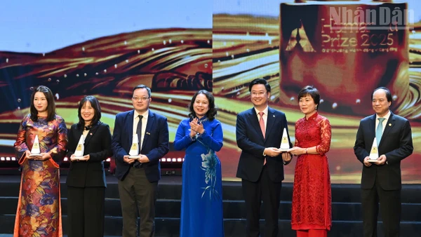 Đồng chí Võ Thị Ánh Xuân, Ủy viên Trung ương Đảng, Phó Chủ tịch nước Cộng hòa xã hội chủ nghĩa Việt Nam trao các giải thưởng năm Giải thưởng Human Act Prize 2025.