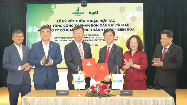 Đại diện hai bên: Ông Nguyễn Đức Hùng Linh, Phó Tổng Giám đốc khối Đầu tư, AgriS và ông Nguyễn Tuấn Anh, Phó Tổng Giám đốc PVCFC trao biên bản hợp tác