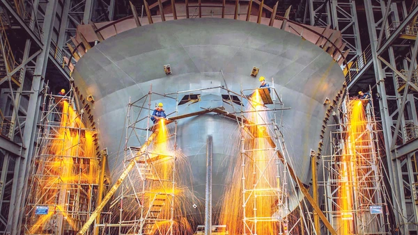 Ngành đóng tàu Việt Nam vươn ra “biển lớn”. Ảnh: THÀNH ĐẠT